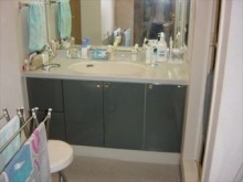 ブラックのアクセントパネルでシックな浴室に